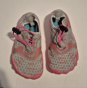 Merence girls size 25 or US 9 toddler girls water or beach shoes, pink & gray